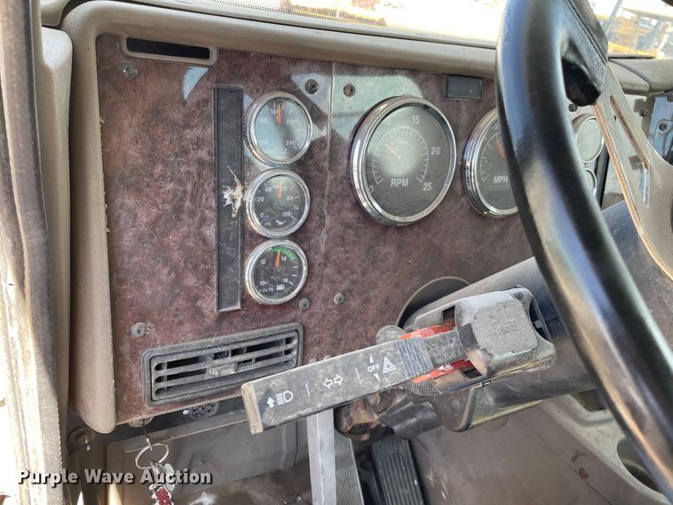 image for item DJ5034 2006 International 9200i  semi truck