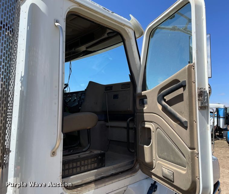 image for item DJ5034 2006 International 9200i  semi truck