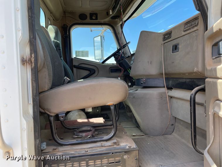 image for item DJ5034 2006 International 9200i  semi truck