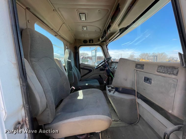 image for item DJ5034 2006 International 9200i  semi truck