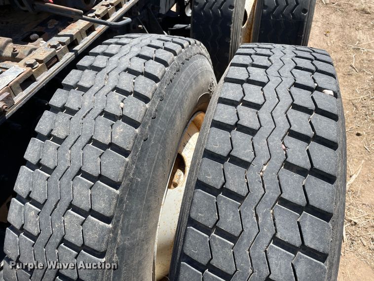 image for item DJ5034 2006 International 9200i  semi truck