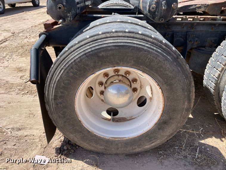 image for item DJ5034 2006 International 9200i  semi truck