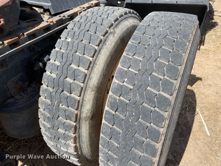 image for item DJ5034 2006 International 9200i  semi truck