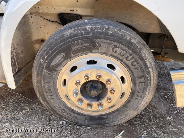 image for item DJ5034 2006 International 9200i  semi truck