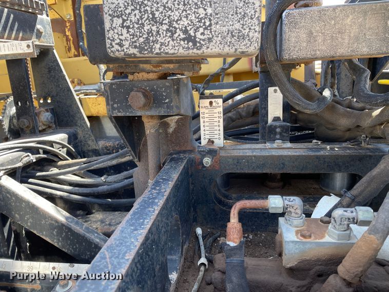 image for item DJ5035 1999 Caterpillar AP1000B  paver