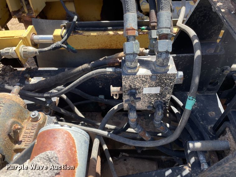 image for item DJ5035 1999 Caterpillar AP1000B  paver