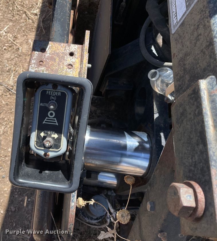 image for item DJ5035 1999 Caterpillar AP1000B  paver