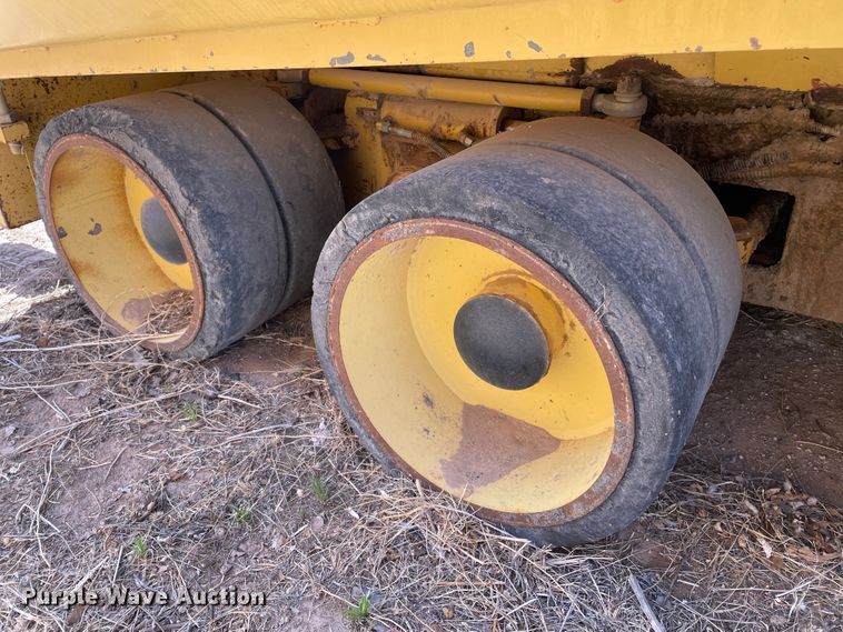 image for item DJ5035 1999 Caterpillar AP1000B  paver