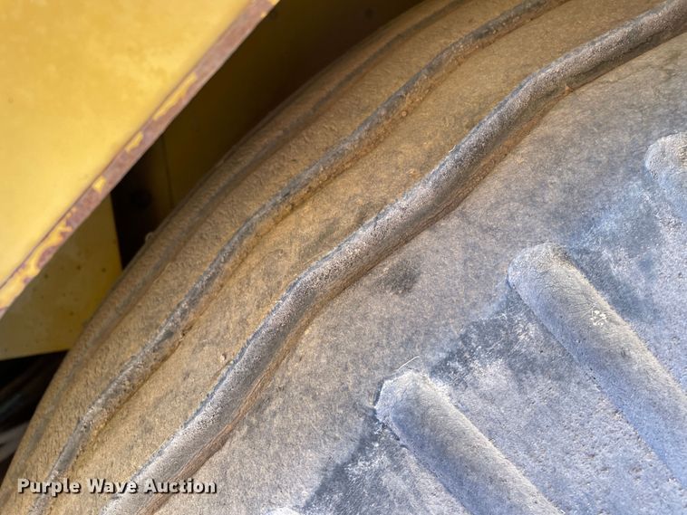 image for item DJ5035 1999 Caterpillar AP1000B  paver