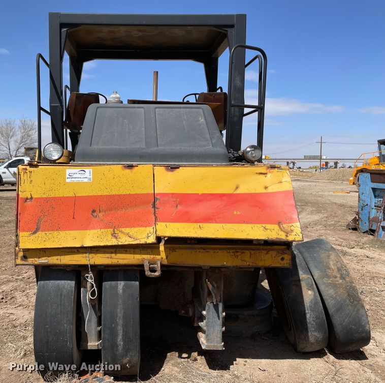 image for item DJ5037 Dynapac CP271  pneumatic roller