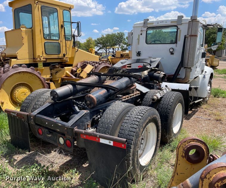 image for item DJ5039 2006 International 9200i  semi truck