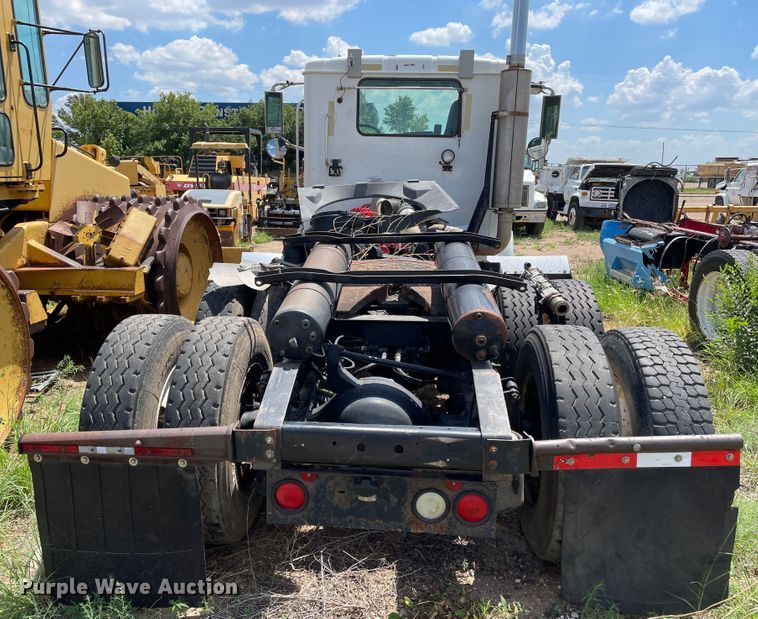 image for item DJ5039 2006 International 9200i  semi truck