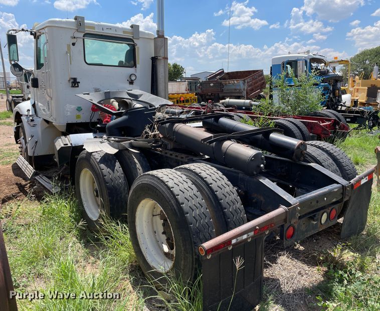 image for item DJ5039 2006 International 9200i  semi truck