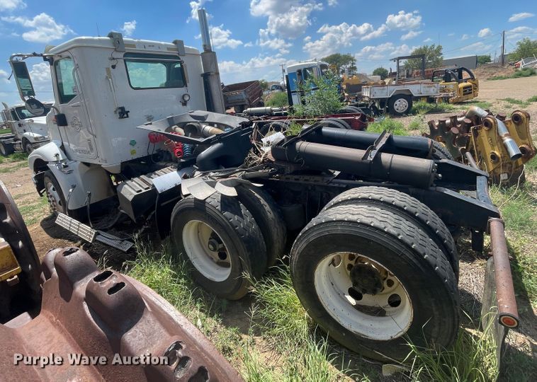 image for item DJ5039 2006 International 9200i  semi truck