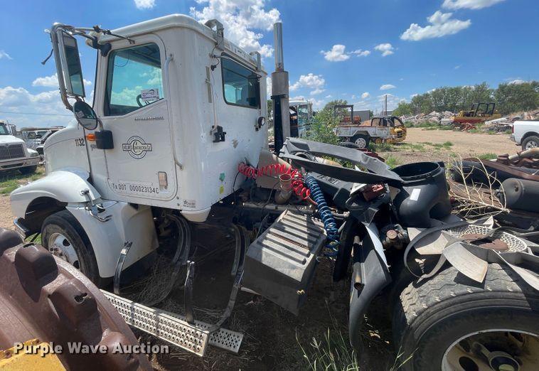 image for item DJ5039 2006 International 9200i  semi truck