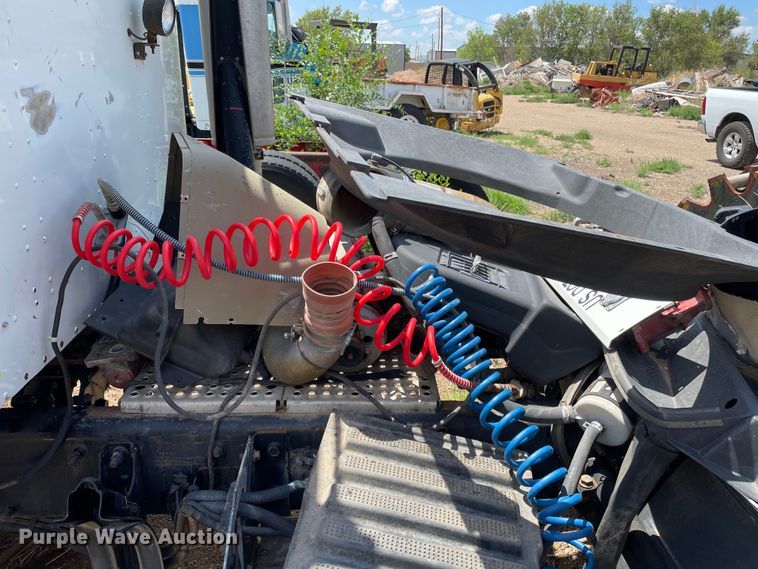 image for item DJ5039 2006 International 9200i  semi truck