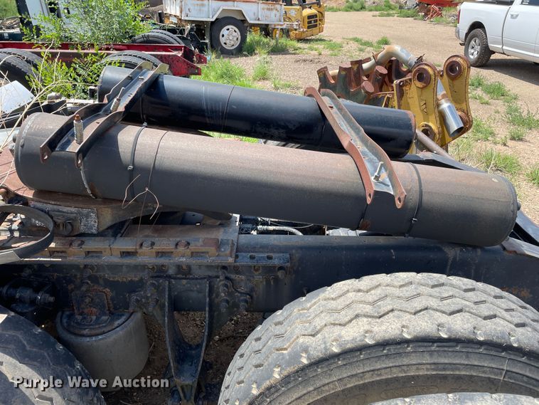 image for item DJ5039 2006 International 9200i  semi truck