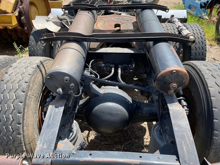 image for item DJ5039 2006 International 9200i  semi truck