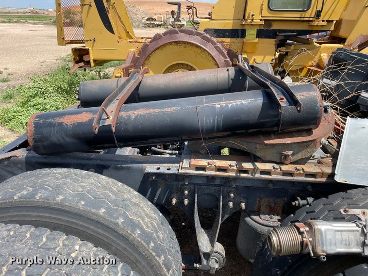 image for item DJ5039 2006 International 9200i  semi truck