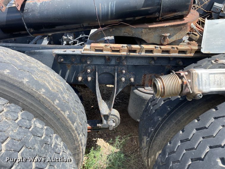 image for item DJ5039 2006 International 9200i  semi truck