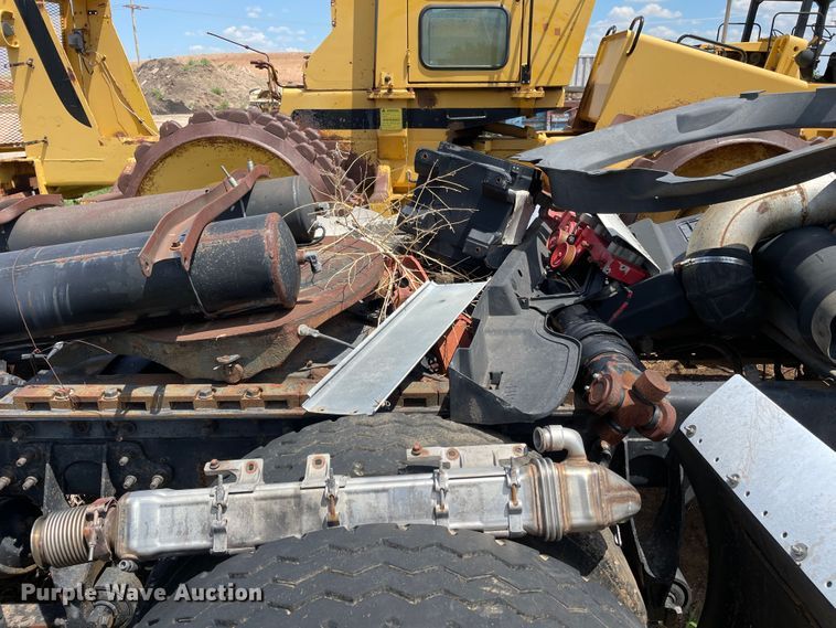 image for item DJ5039 2006 International 9200i  semi truck