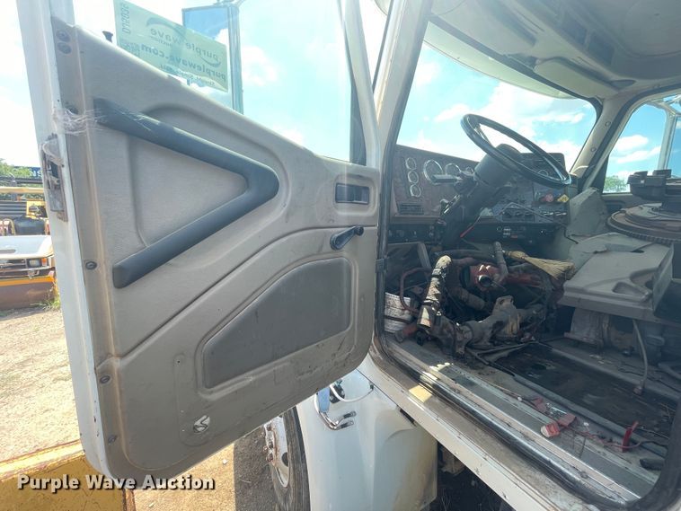 image for item DJ5039 2006 International 9200i  semi truck