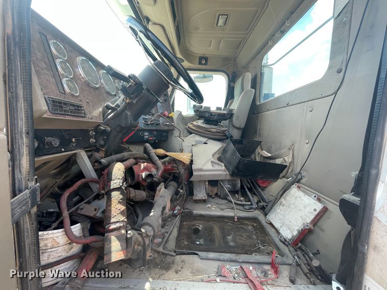 image for item DJ5039 2006 International 9200i  semi truck