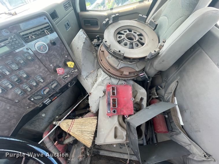 image for item DJ5039 2006 International 9200i  semi truck