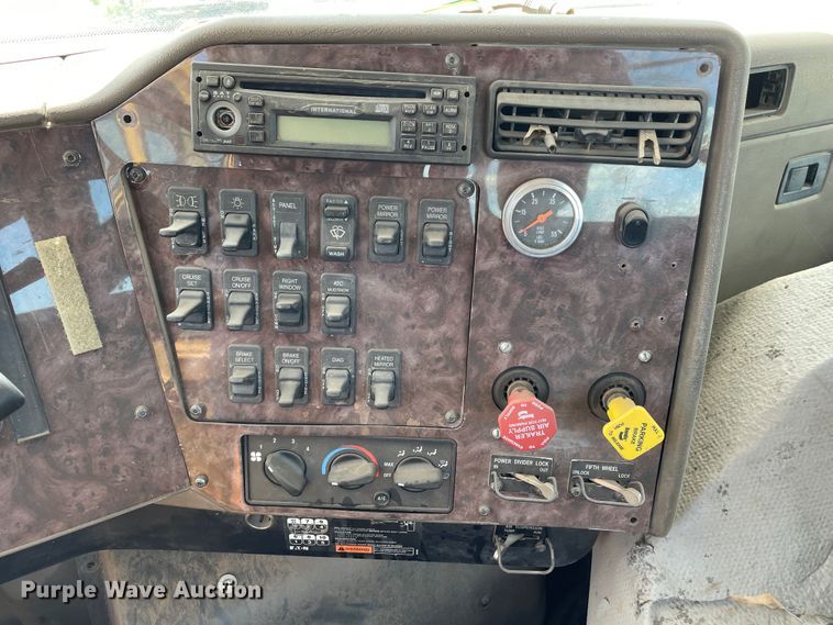 image for item DJ5039 2006 International 9200i  semi truck