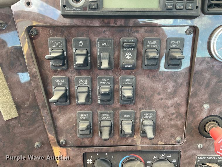 image for item DJ5039 2006 International 9200i  semi truck