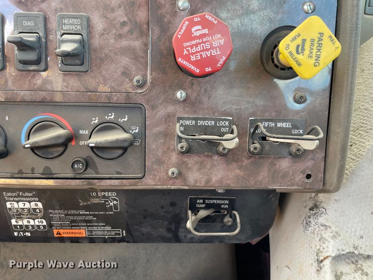 image for item DJ5039 2006 International 9200i  semi truck