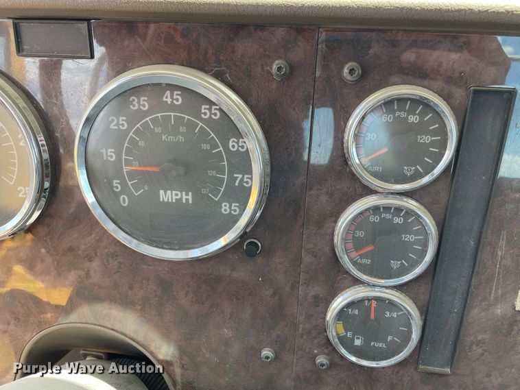 image for item DJ5039 2006 International 9200i  semi truck