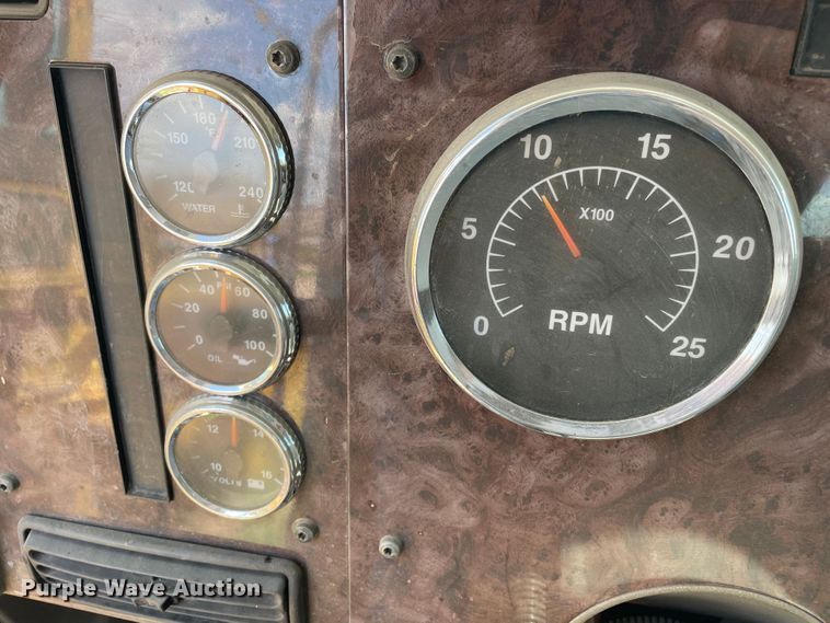 image for item DJ5039 2006 International 9200i  semi truck