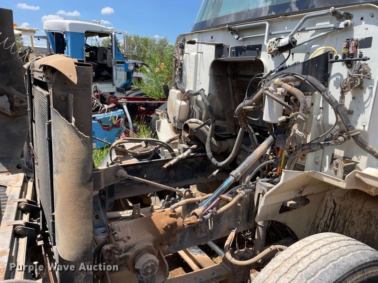 image for item DJ5039 2006 International 9200i  semi truck