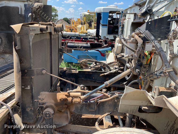 image for item DJ5039 2006 International 9200i  semi truck