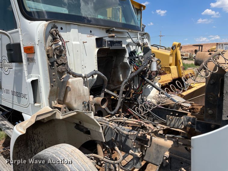 image for item DJ5039 2006 International 9200i  semi truck