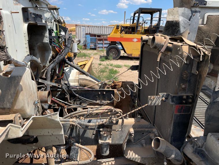 image for item DJ5039 2006 International 9200i  semi truck