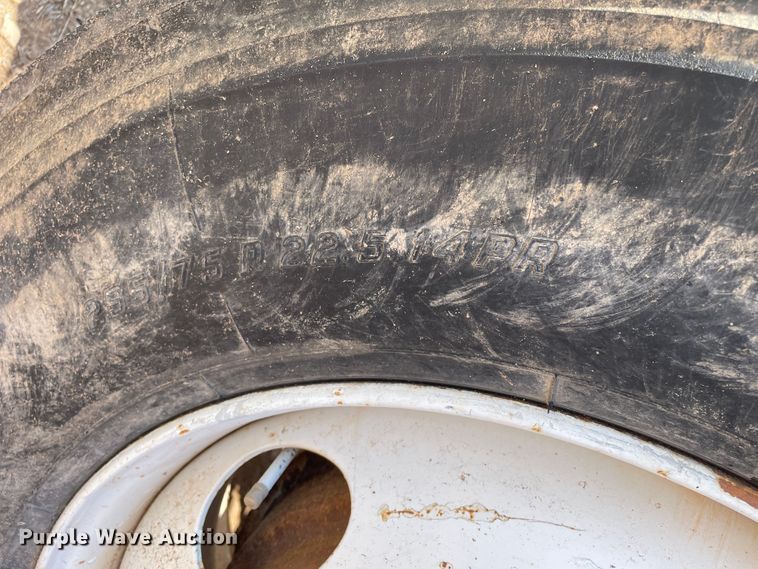 image for item DJ5039 2006 International 9200i  semi truck