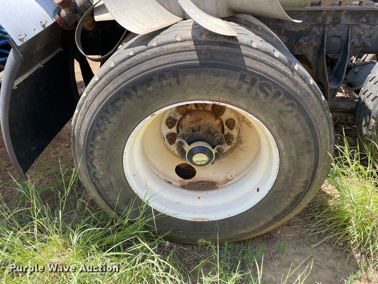 image for item DJ5039 2006 International 9200i  semi truck