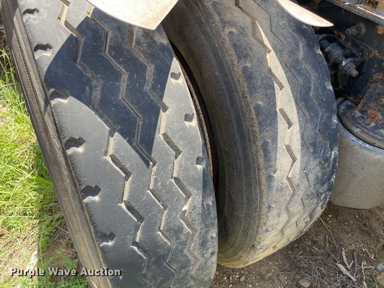 image for item DJ5039 2006 International 9200i  semi truck