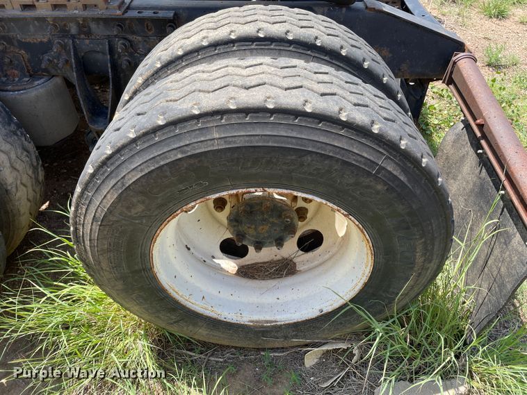 image for item DJ5039 2006 International 9200i  semi truck