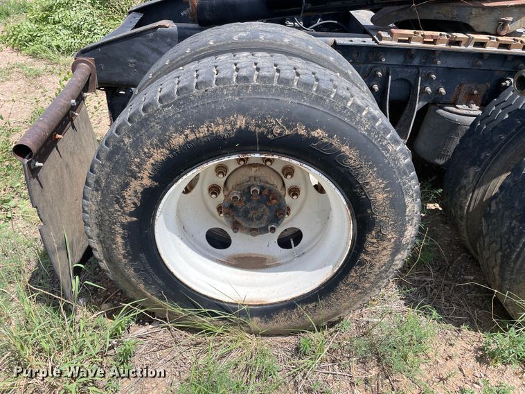 image for item DJ5039 2006 International 9200i  semi truck