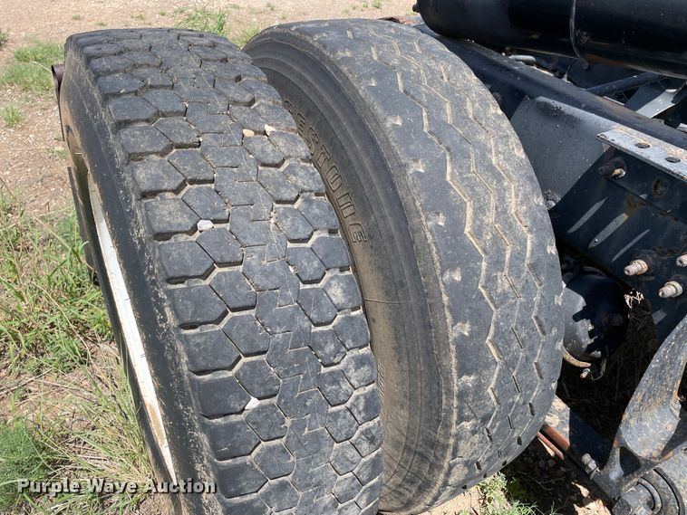 image for item DJ5039 2006 International 9200i  semi truck