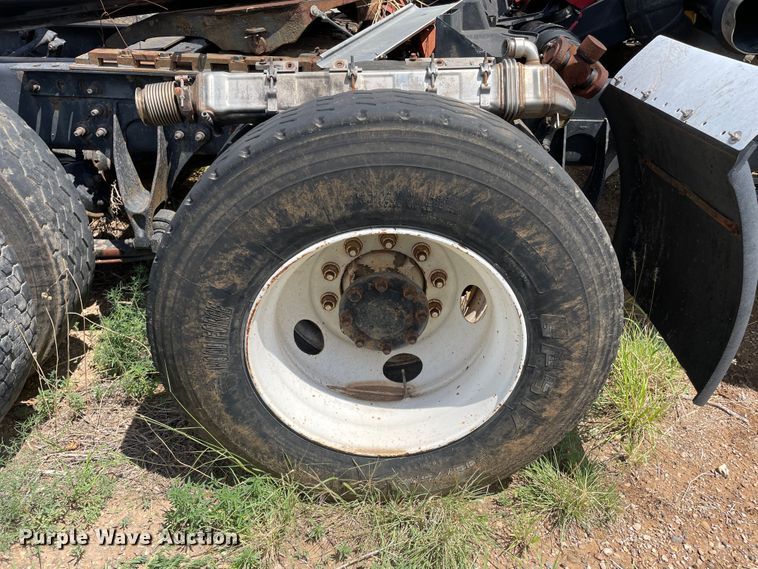 image for item DJ5039 2006 International 9200i  semi truck