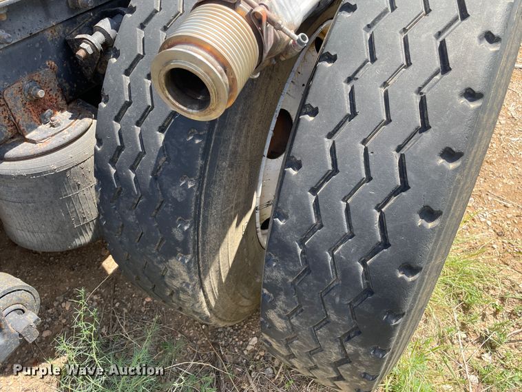 image for item DJ5039 2006 International 9200i  semi truck