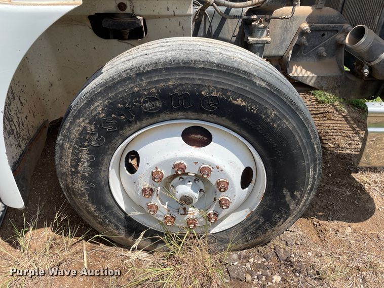 image for item DJ5039 2006 International 9200i  semi truck