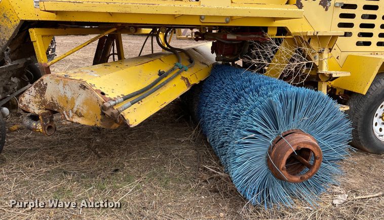 image for item DJ5042 2005 Superior Broom DT80J  broom