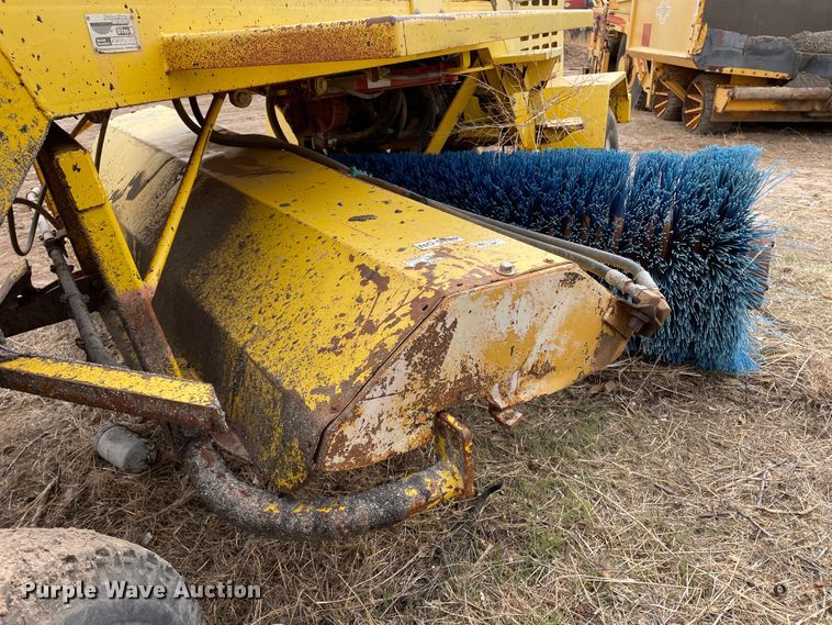 image for item DJ5042 2005 Superior Broom DT80J  broom