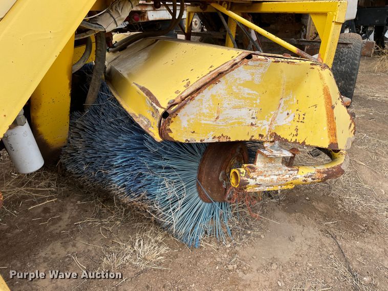 image for item DJ5042 2005 Superior Broom DT80J  broom