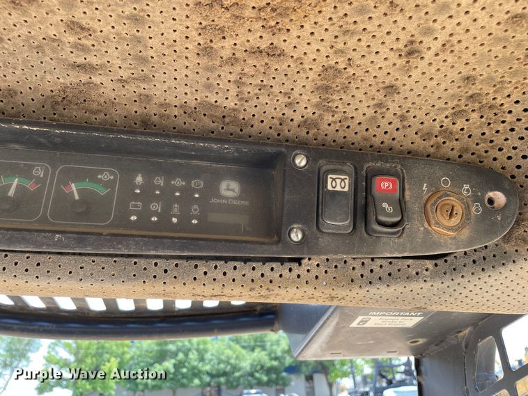 image for item DJ5046 2003 John Deere 250 Series II  skid steer loader